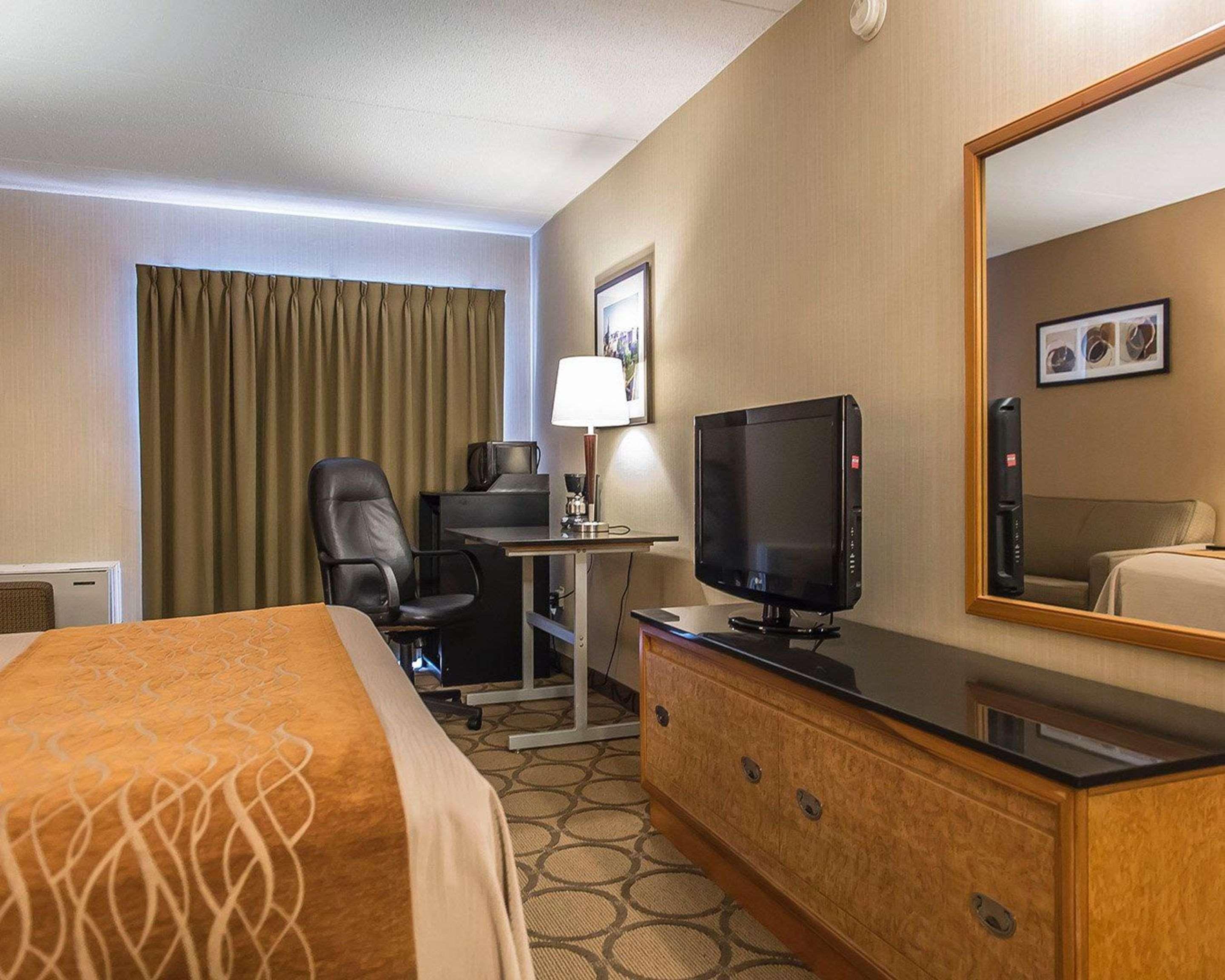 Comfort Inn Hwy 401 Kingston Bagian luar foto