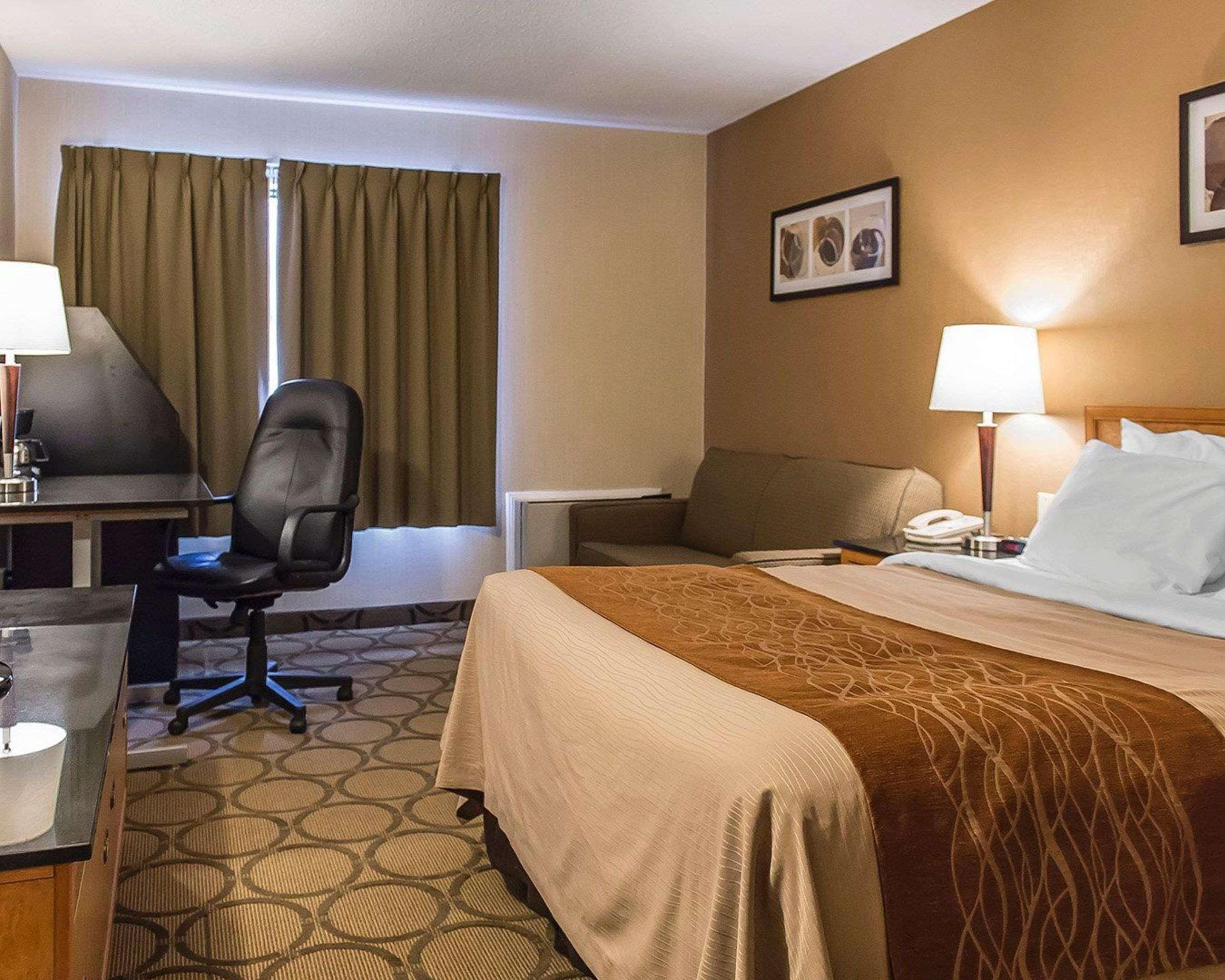 Comfort Inn Hwy 401 Kingston Bagian luar foto