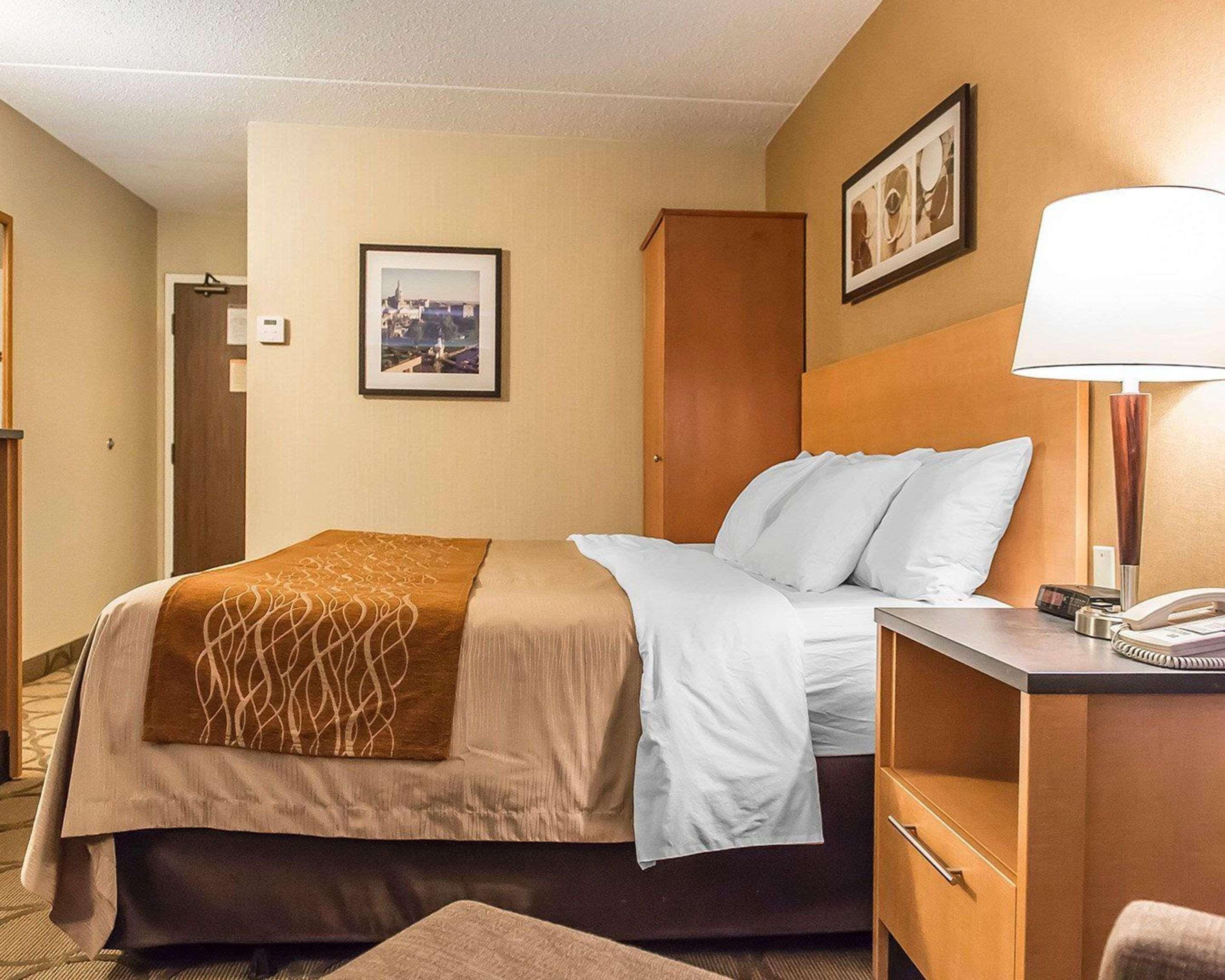 Comfort Inn Hwy 401 Kingston Bagian luar foto