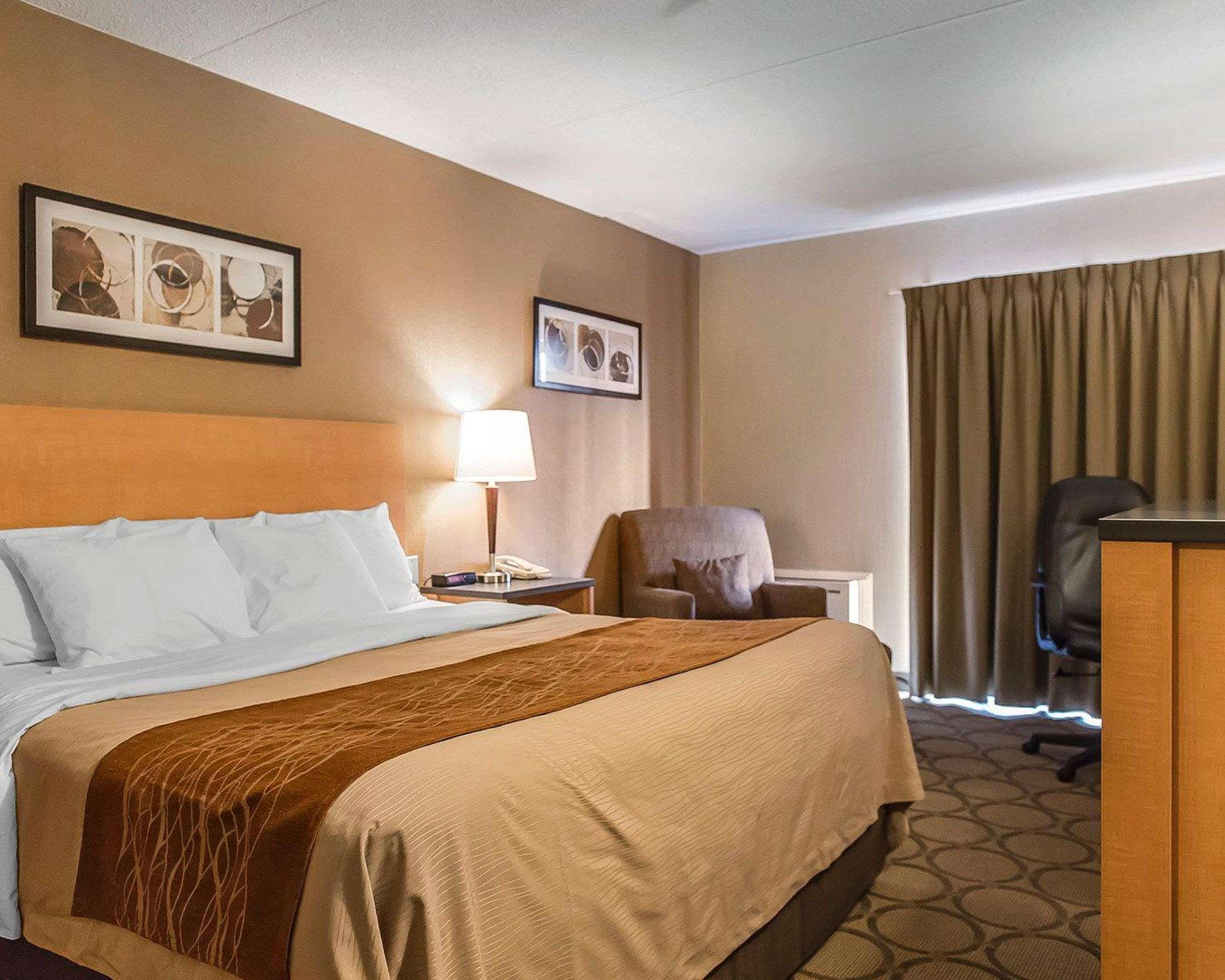 Comfort Inn Hwy 401 Kingston Bagian luar foto