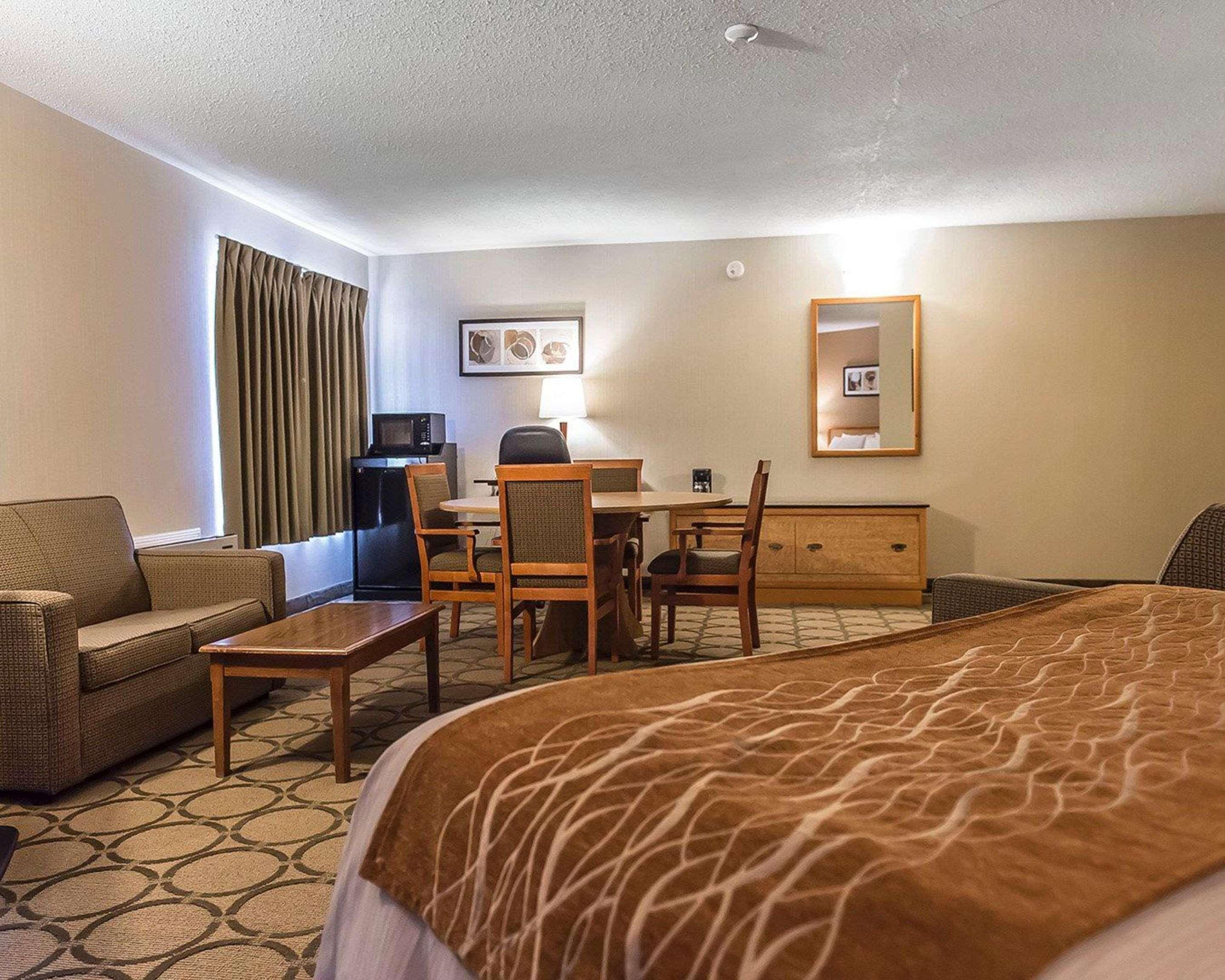 Comfort Inn Hwy 401 Kingston Bagian luar foto