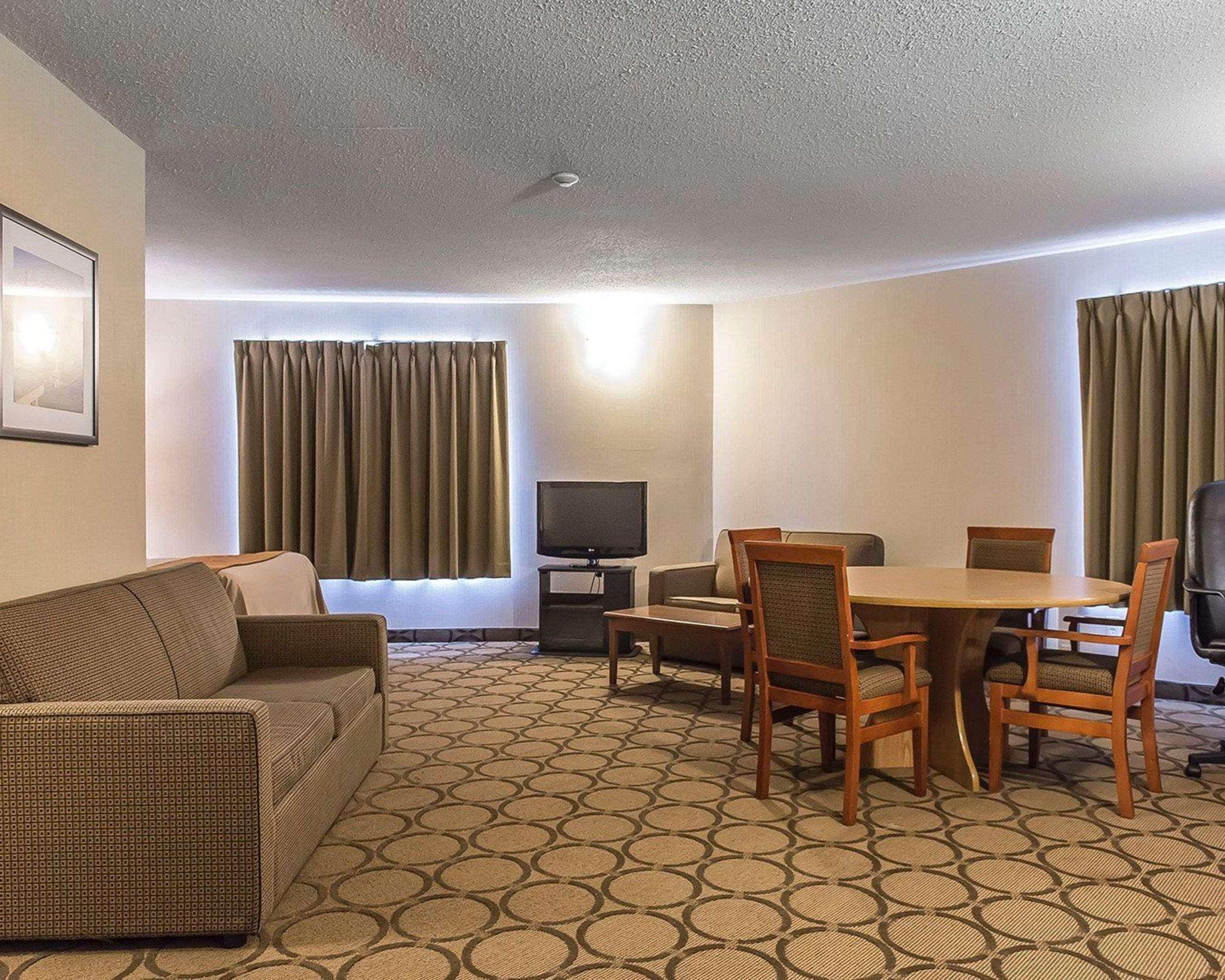 Comfort Inn Hwy 401 Kingston Bagian luar foto