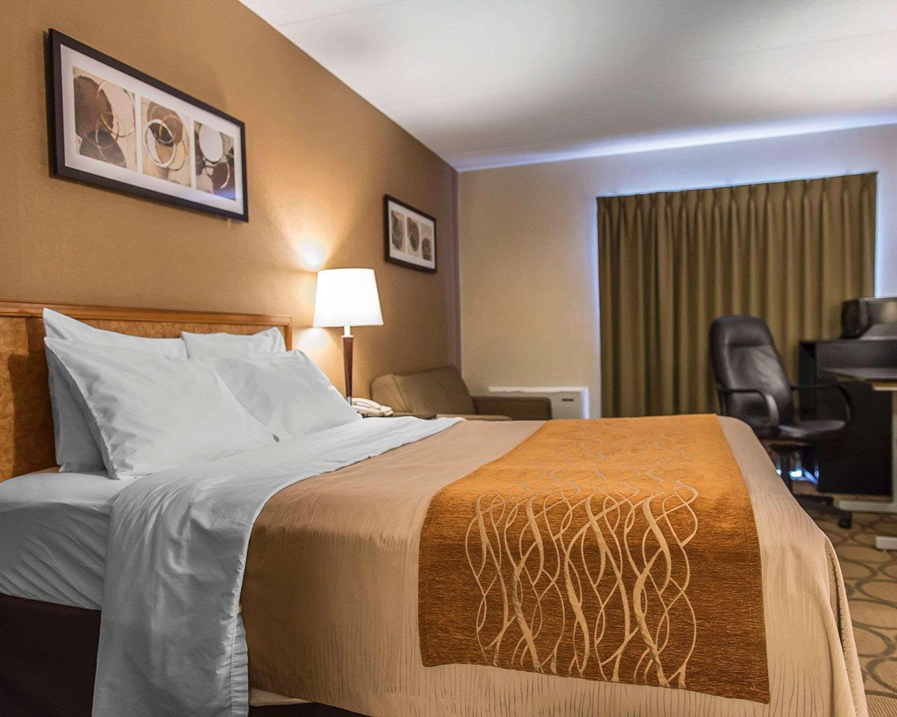 Comfort Inn Hwy 401 Kingston Bagian luar foto
