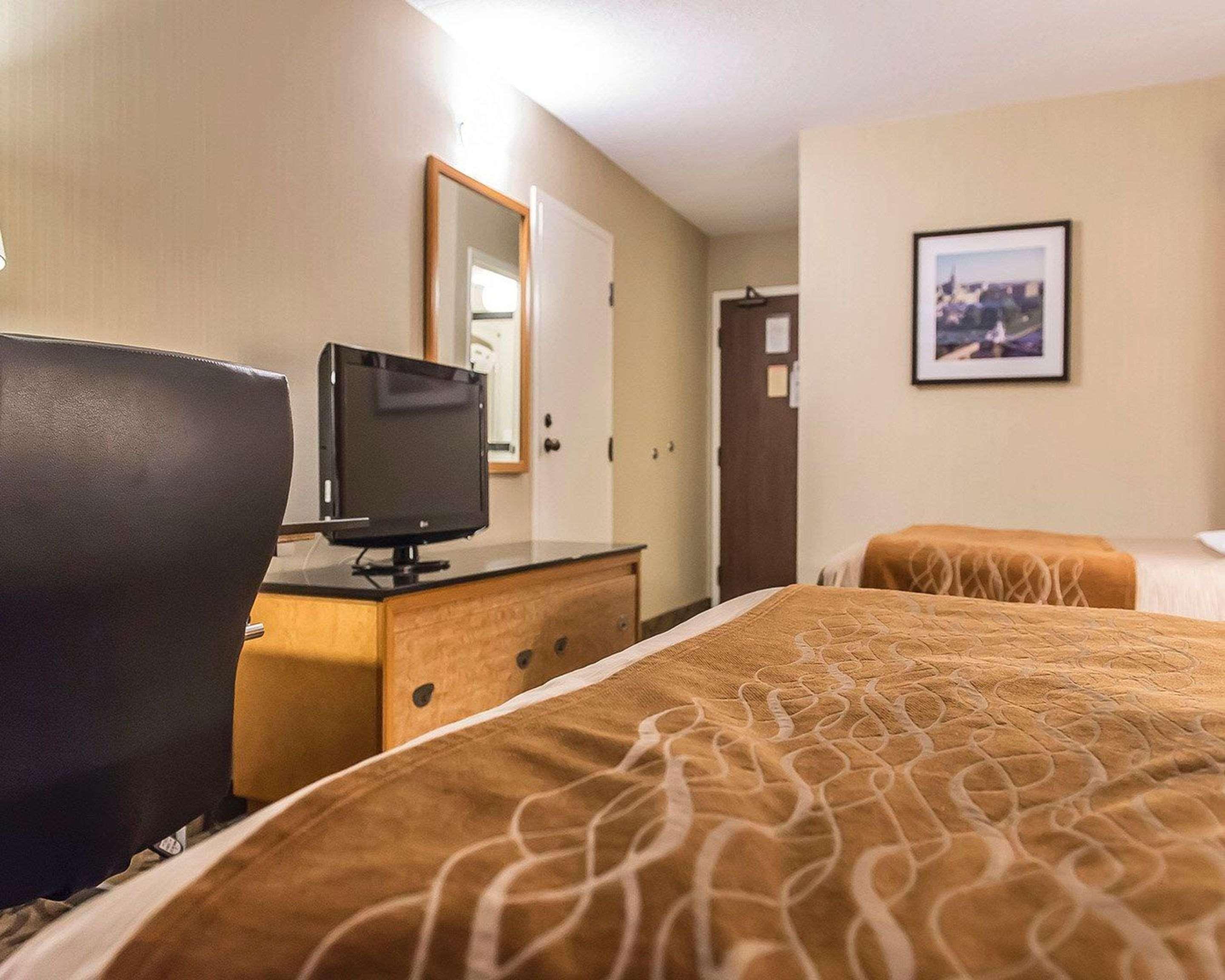 Comfort Inn Hwy 401 Kingston Bagian luar foto