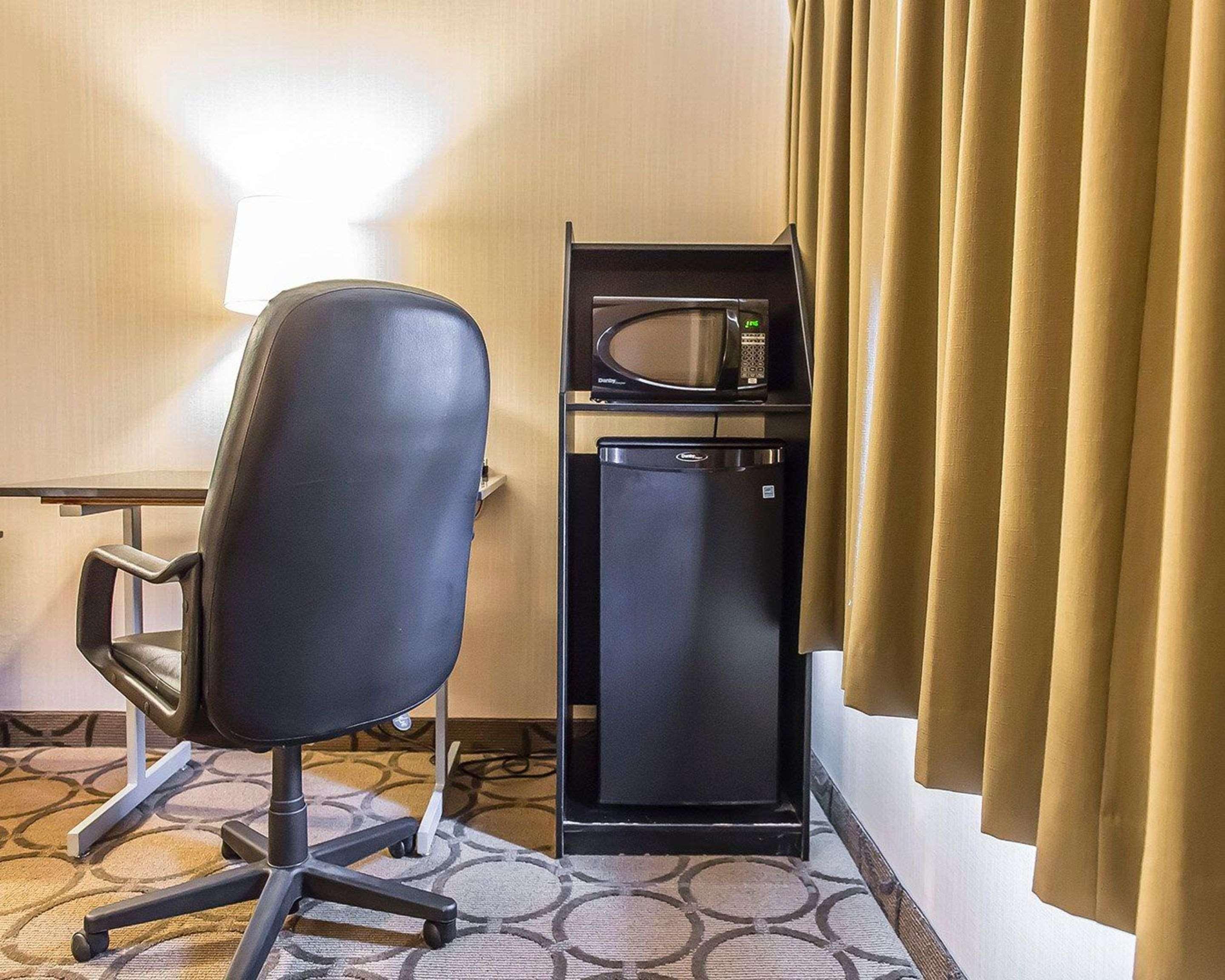 Comfort Inn Hwy 401 Kingston Bagian luar foto