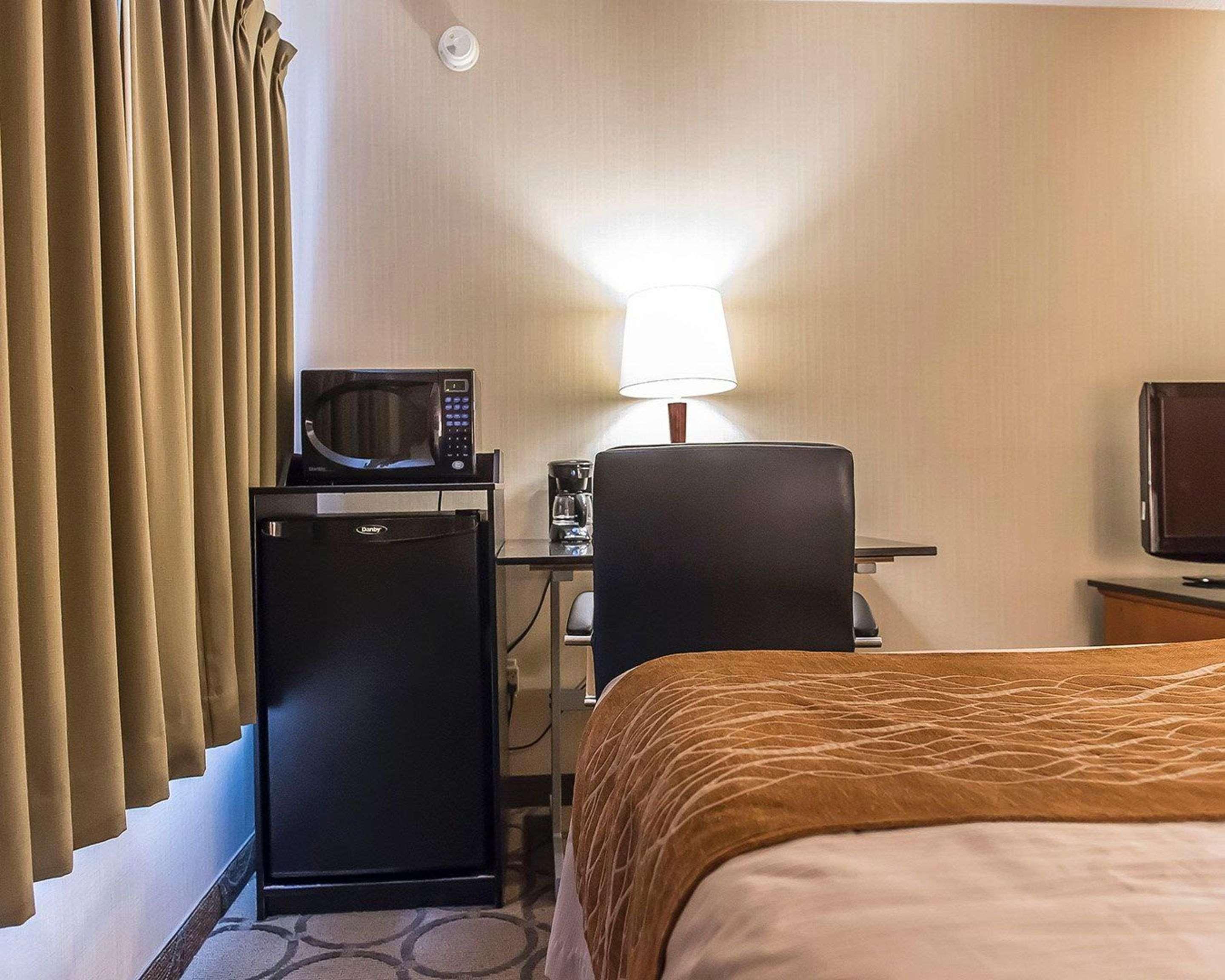 Comfort Inn Hwy 401 Kingston Bagian luar foto