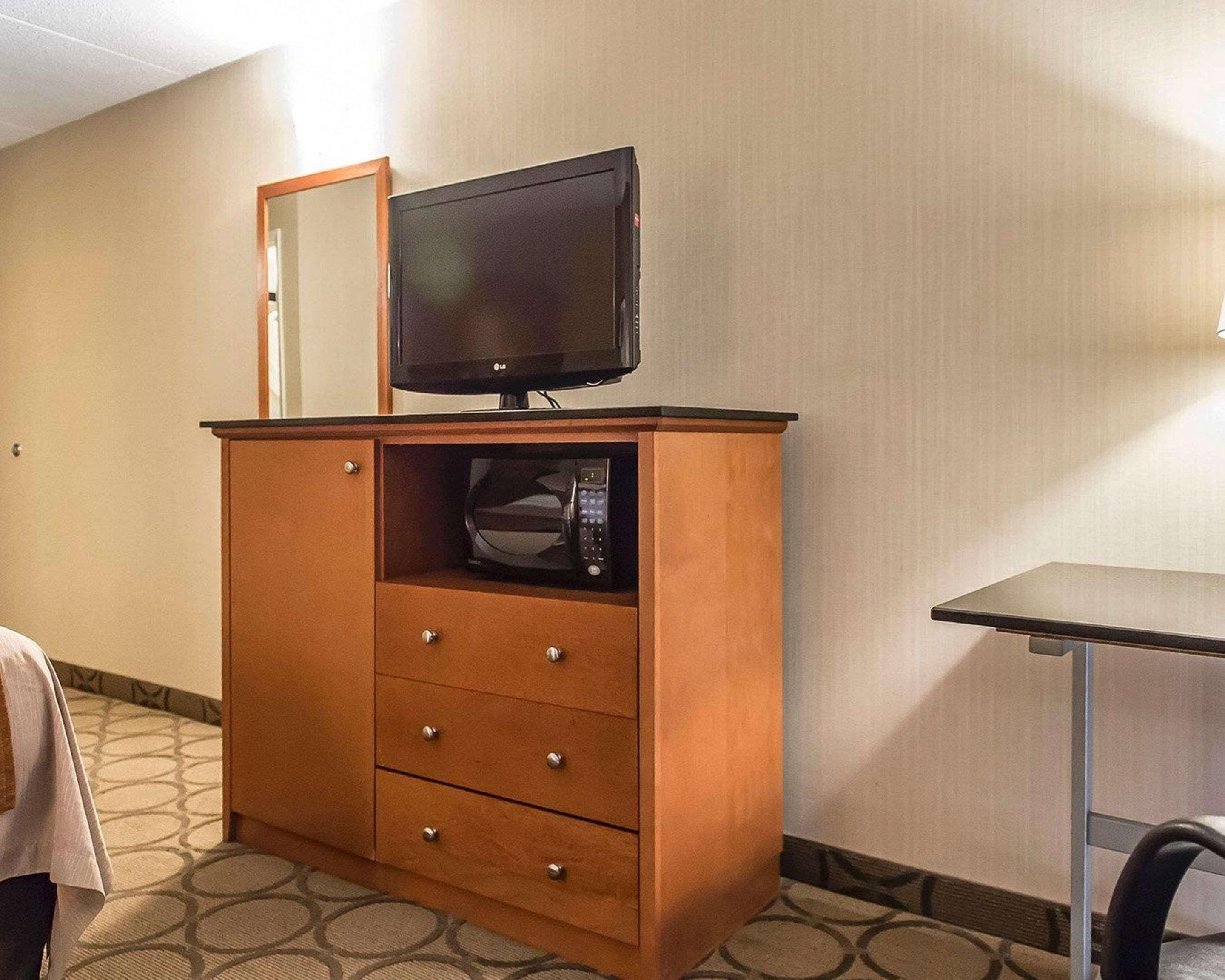 Comfort Inn Hwy 401 Kingston Bagian luar foto