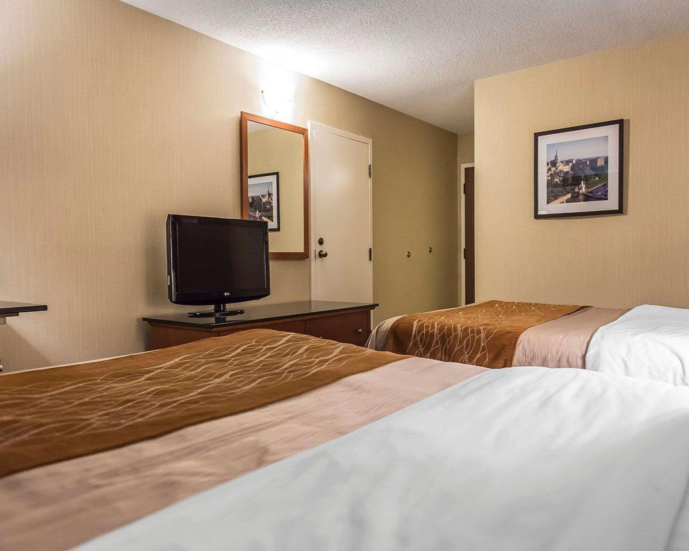 Comfort Inn Hwy 401 Kingston Bagian luar foto