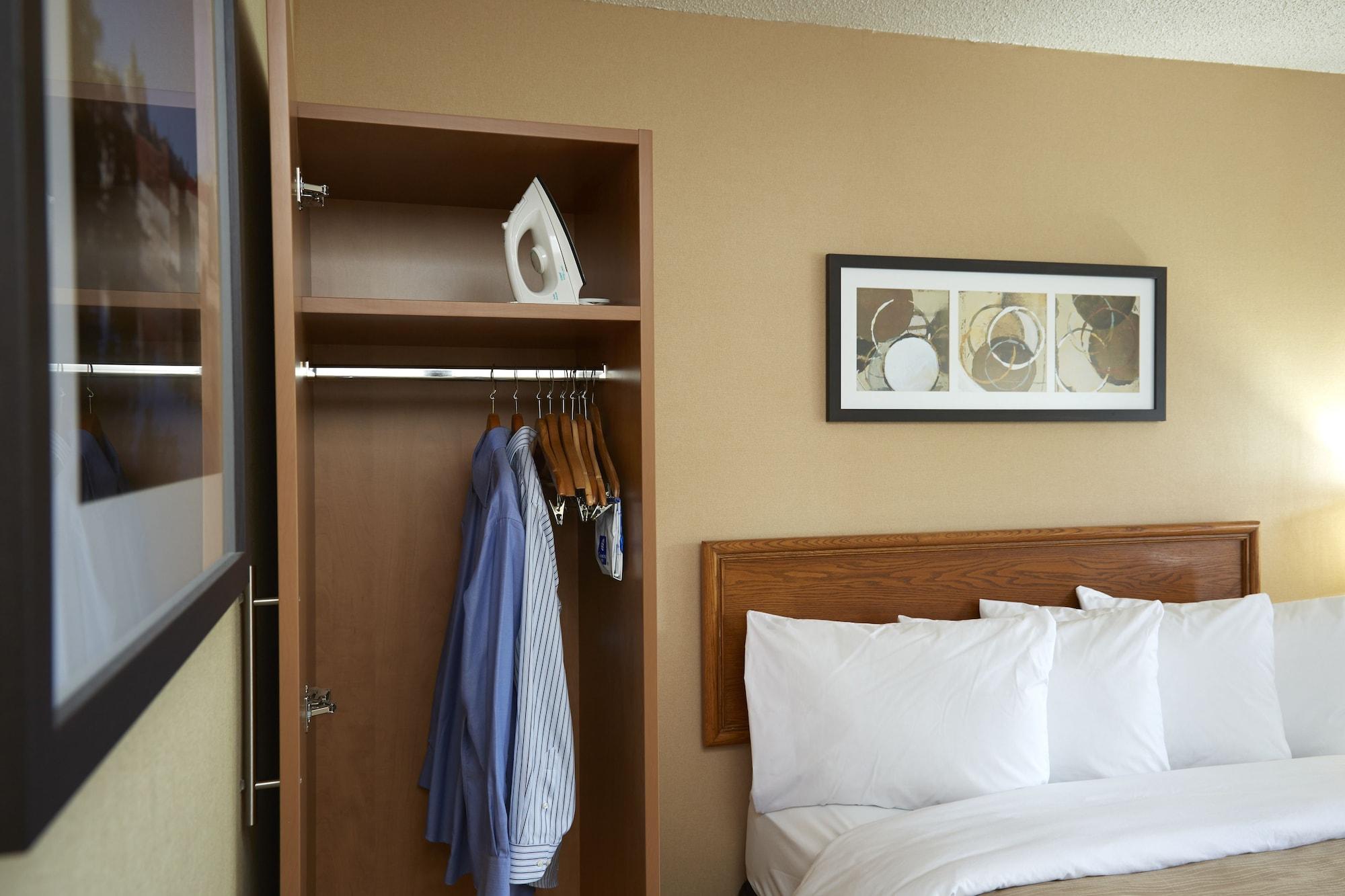 Comfort Inn Hwy 401 Kingston Bagian luar foto