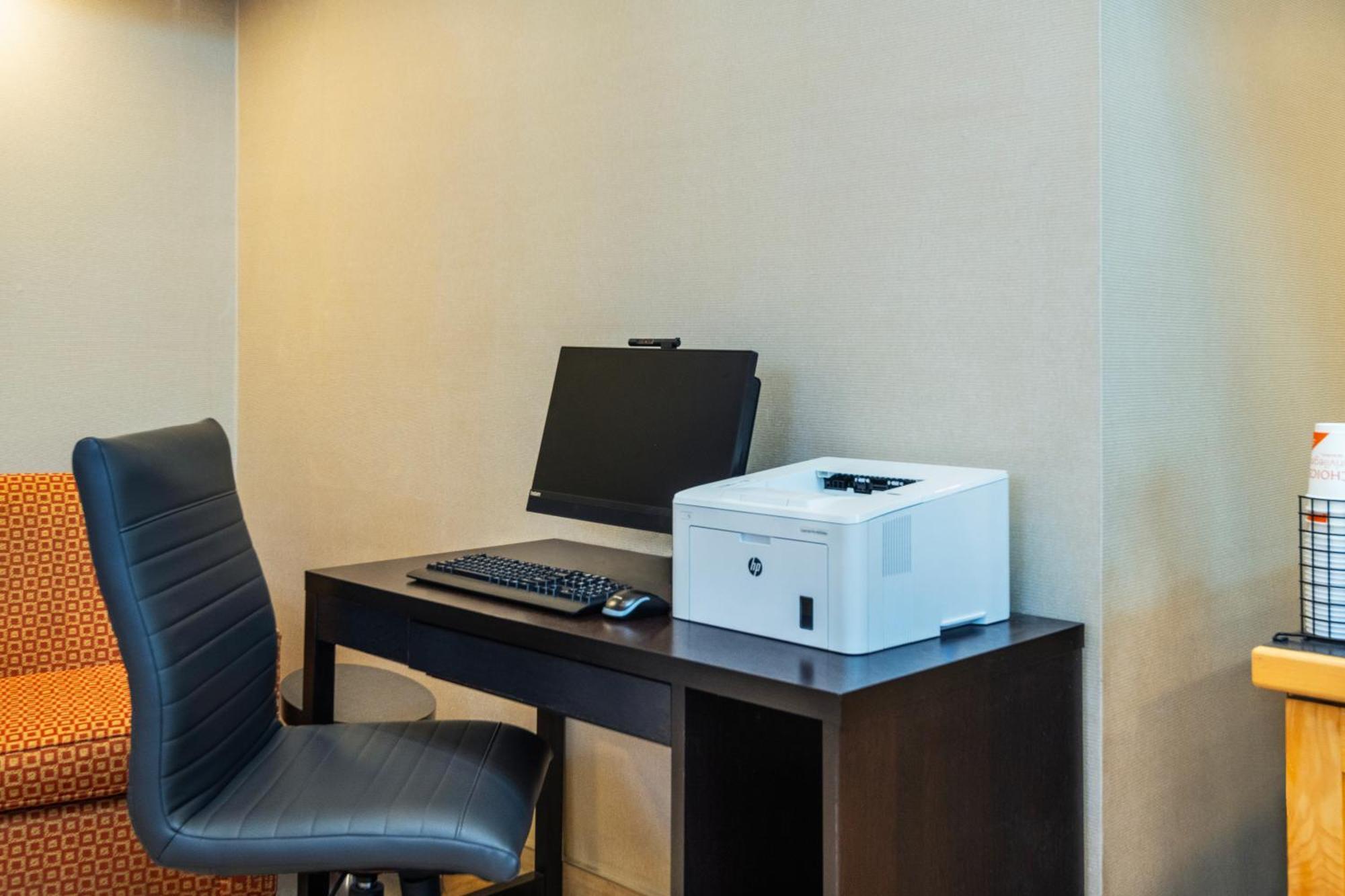 Comfort Inn Hwy 401 Kingston Bagian luar foto