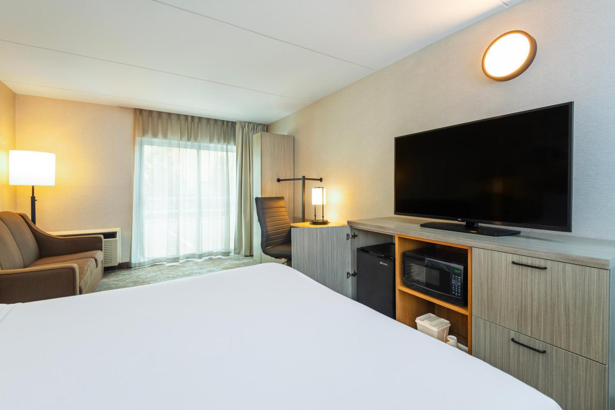 Comfort Inn Hwy 401 Kingston Bagian luar foto
