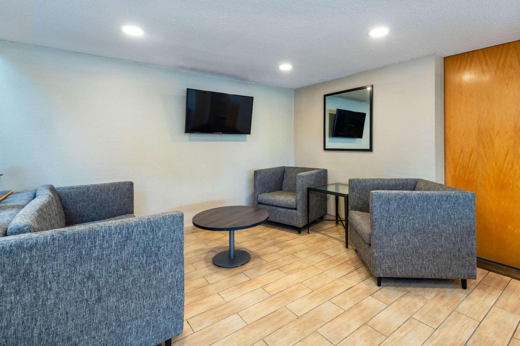 Comfort Inn Hwy 401 Kingston Bagian luar foto