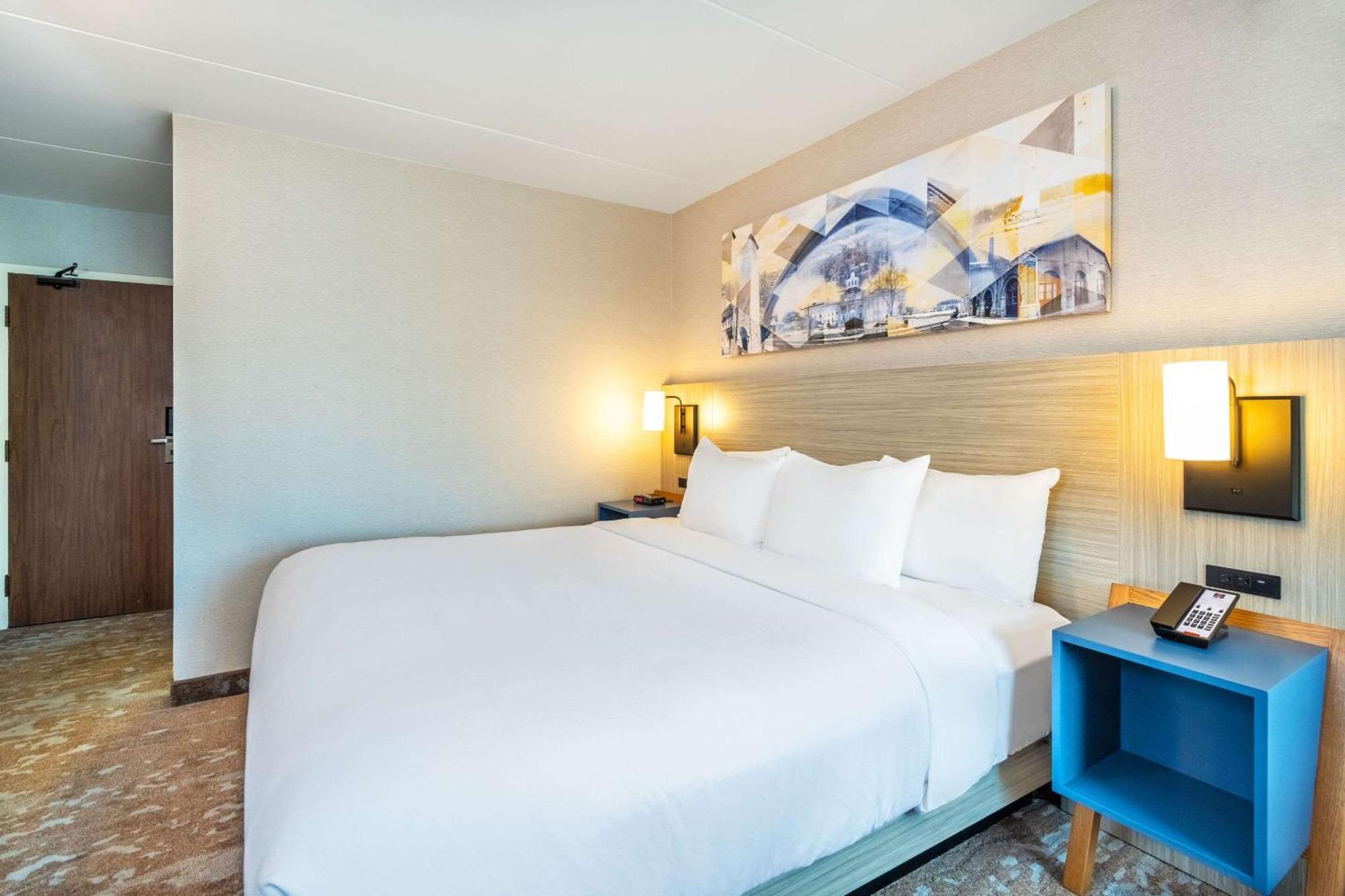 Comfort Inn Hwy 401 Kingston Bagian luar foto