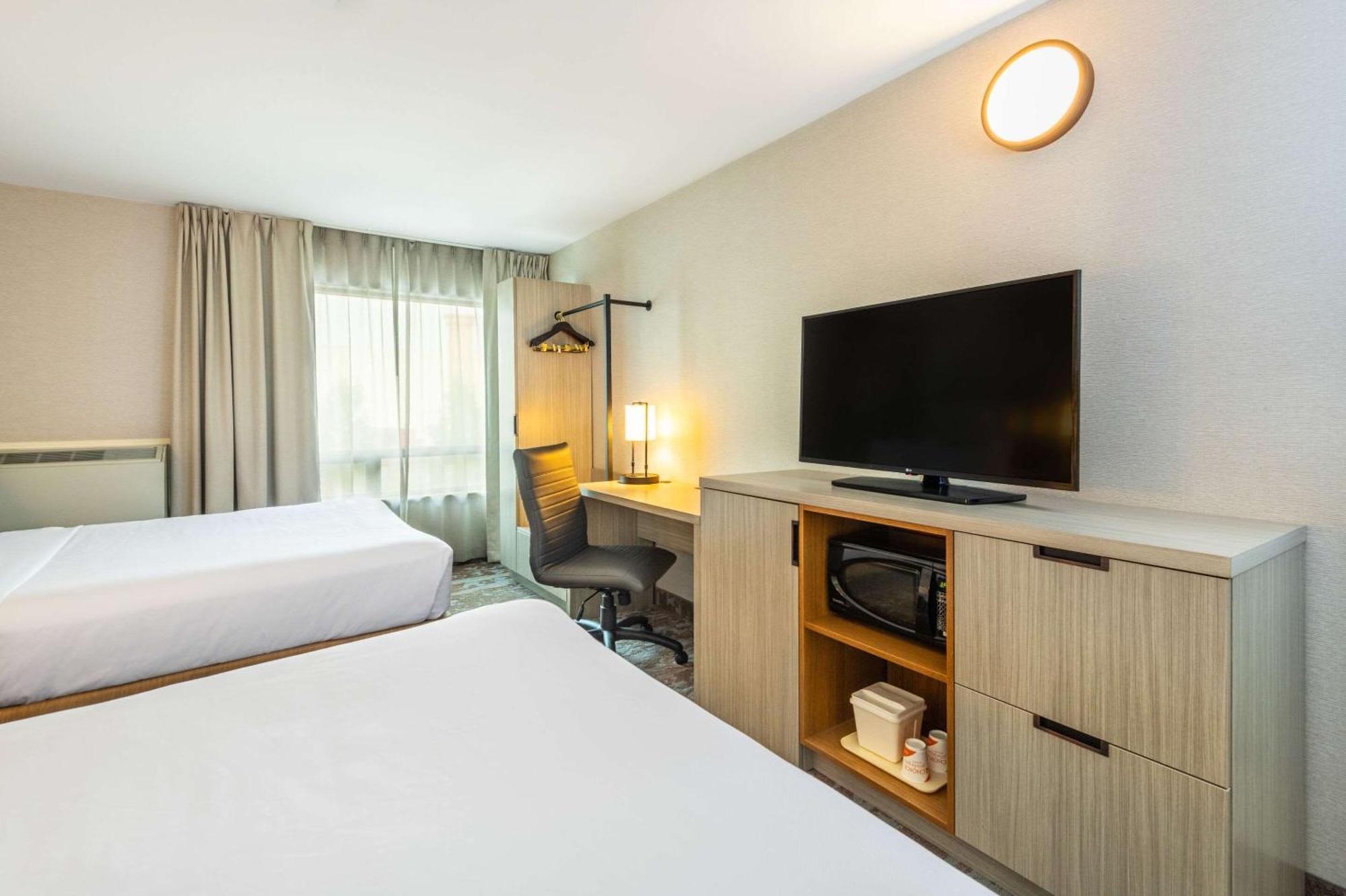 Comfort Inn Hwy 401 Kingston Bagian luar foto