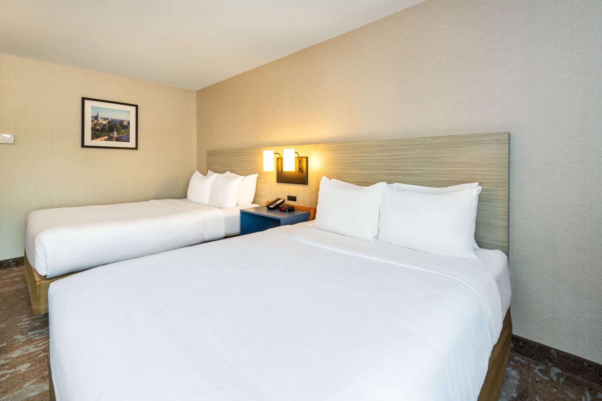 Comfort Inn Hwy 401 Kingston Bagian luar foto