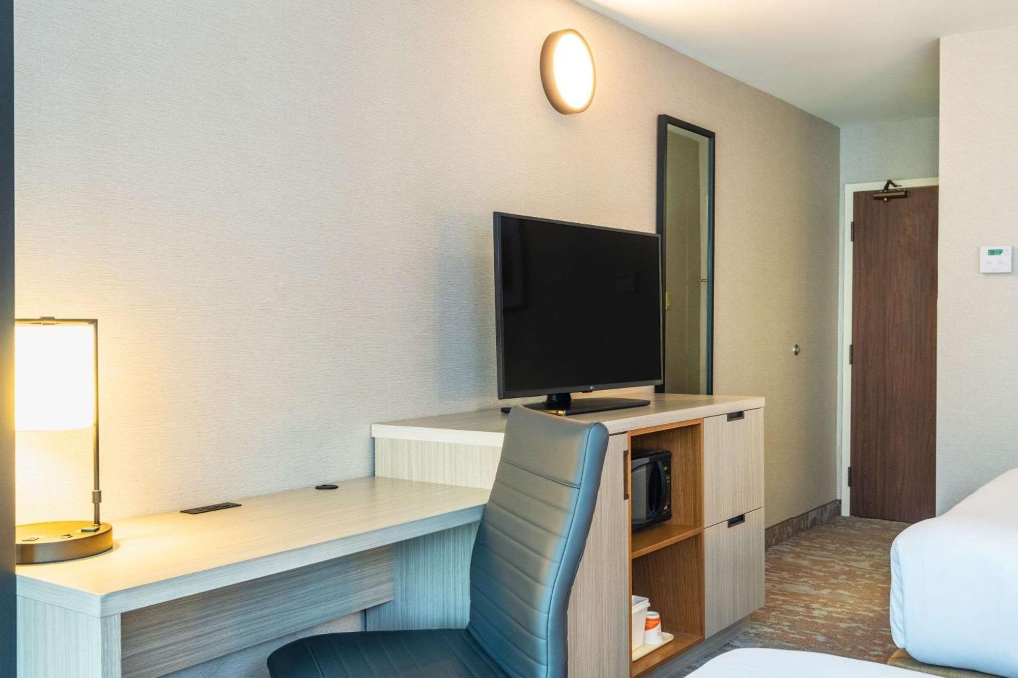 Comfort Inn Hwy 401 Kingston Bagian luar foto