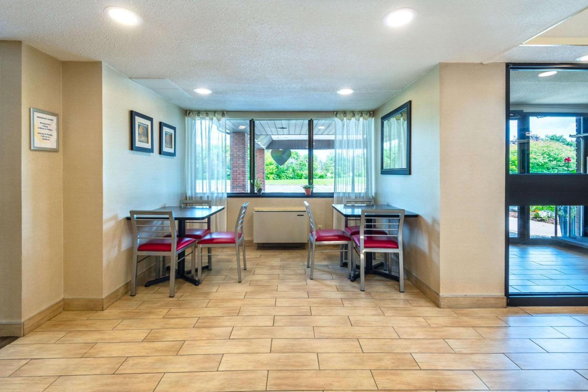 Comfort Inn Hwy 401 Kingston Bagian luar foto