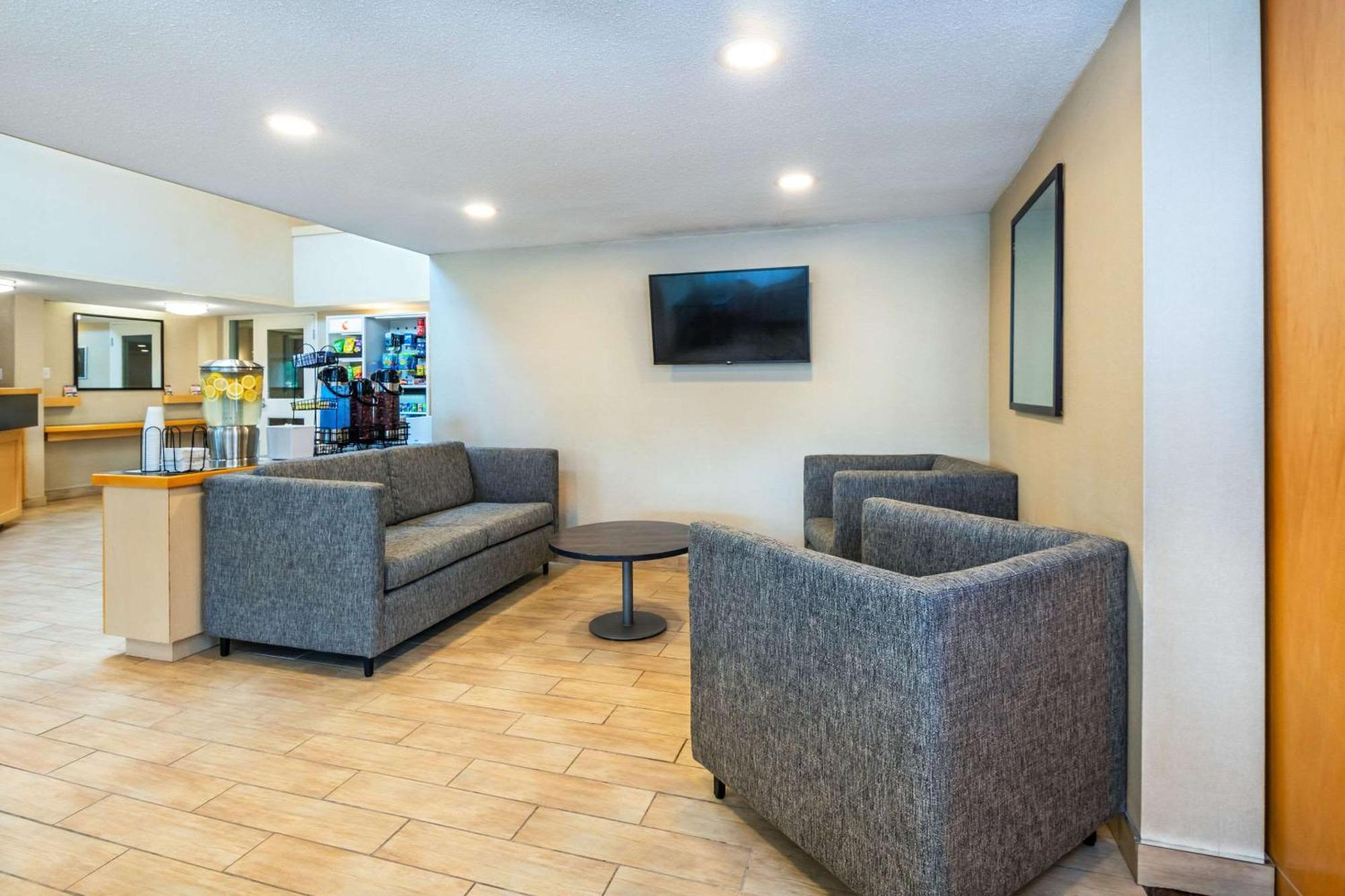 Comfort Inn Hwy 401 Kingston Bagian luar foto