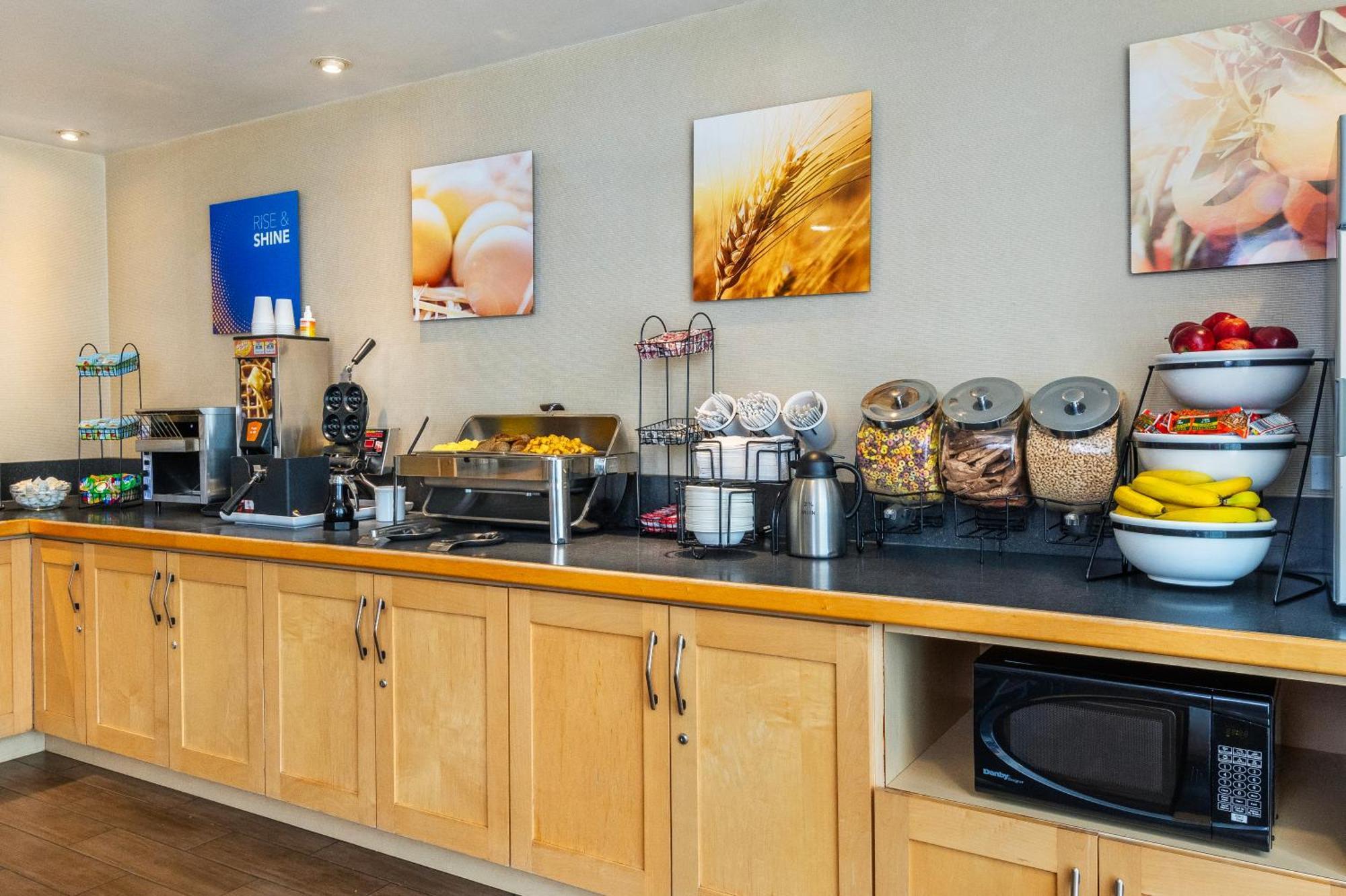 Comfort Inn Hwy 401 Kingston Bagian luar foto