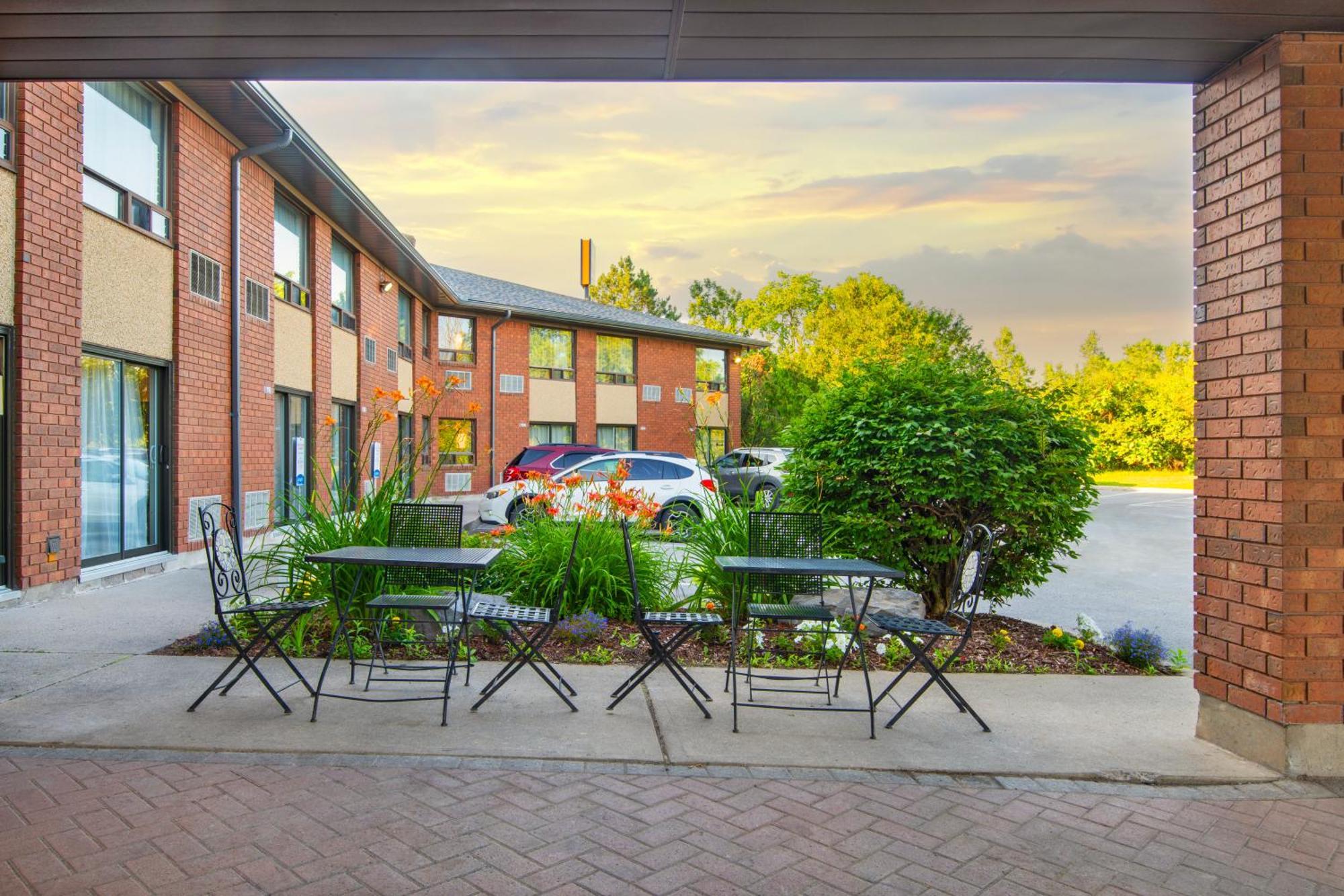 Comfort Inn Hwy 401 Kingston Bagian luar foto